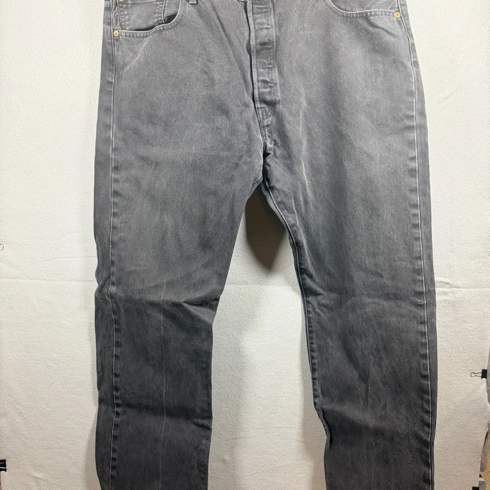 LEVI’S 501 STRAIGHT LEG JEANS MENS 42X32 BLACK GRAY WASH BUTTON FLY